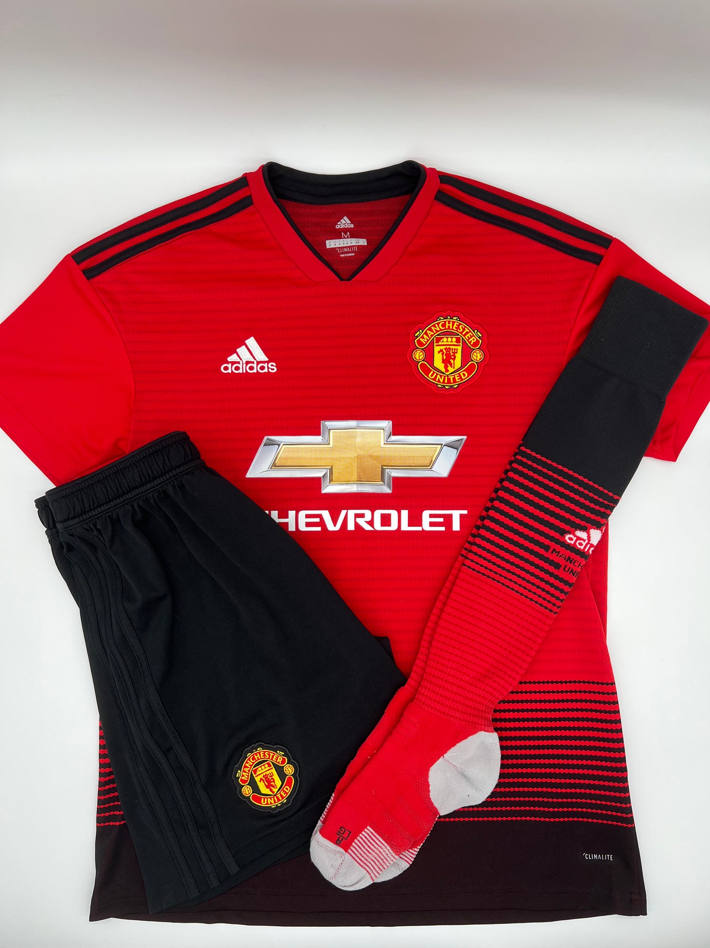 Ensemble maillot/short/chaussettes Manchester United rouge/noir